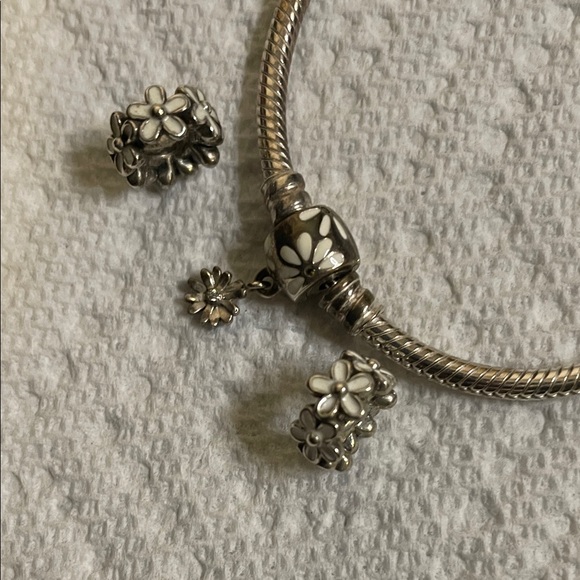 Pandora daisy bracelet with 2 daisy spacer beads. - Picture 2 of 5